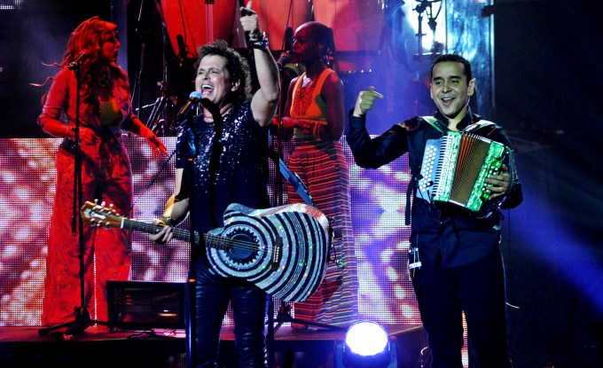 El artista, junto al acordeonista Christian Camilo Peña, fundamental en su banda.